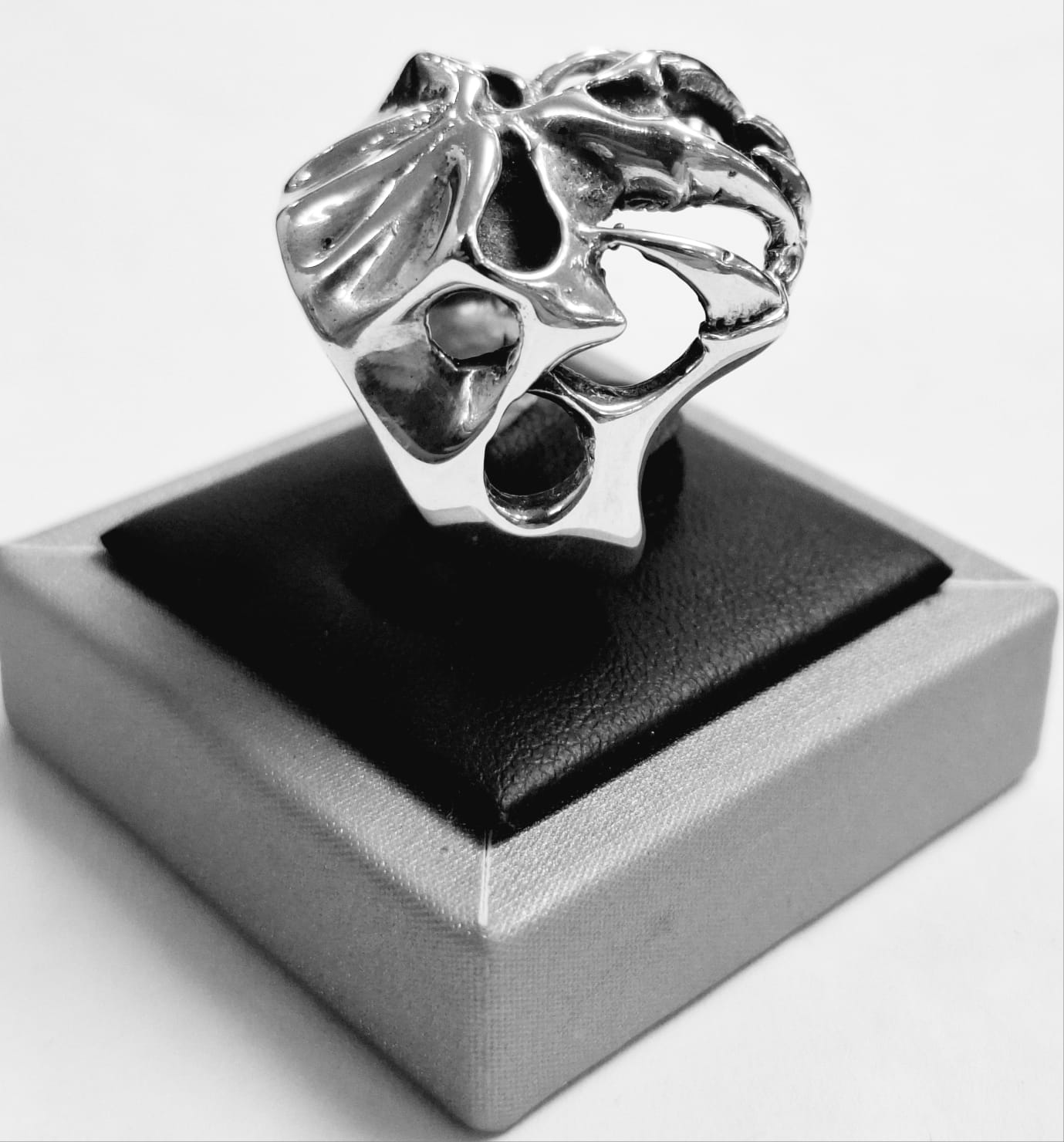 Anillo Calavera Frontal con Fauces en Plata Ley 925, vista frontal