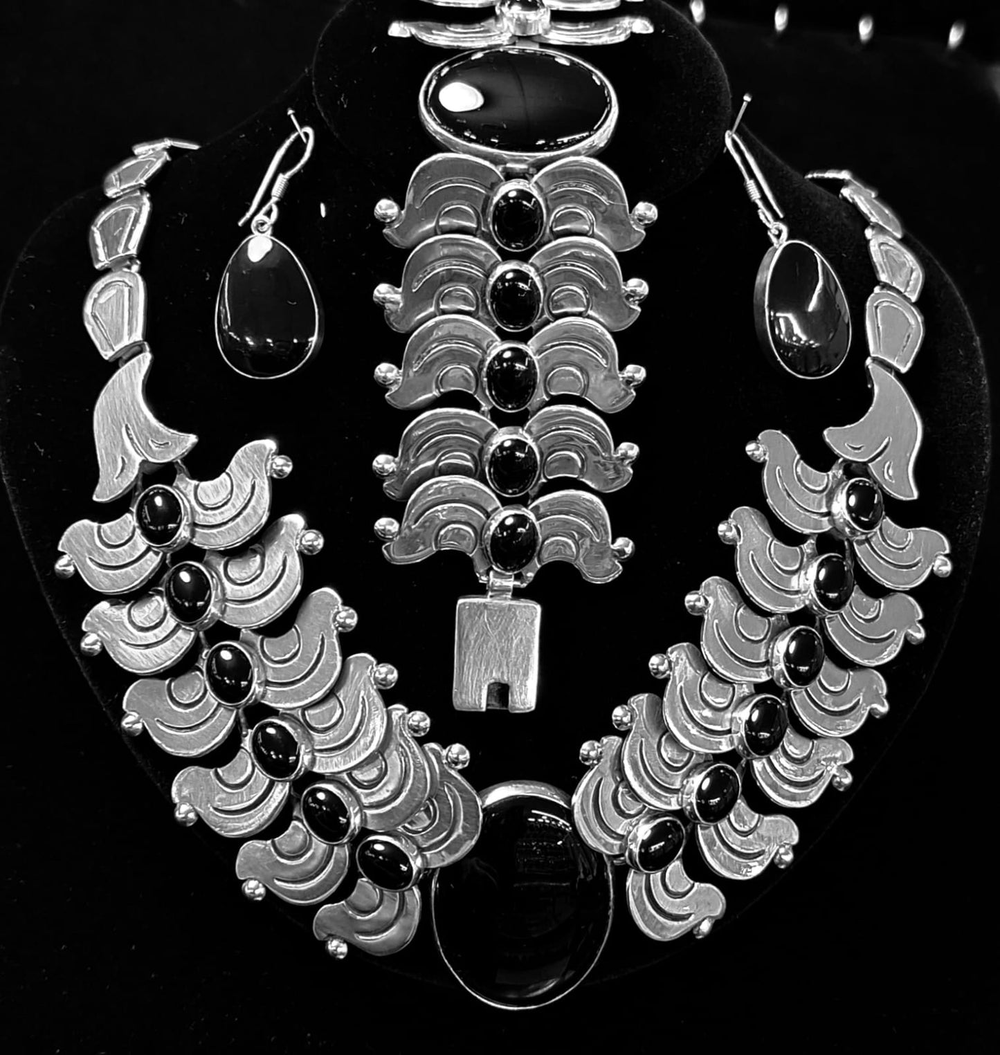 Set de Collar con con Incrustaciones de Obsidiana en Plata Ley 950, vista frontal
