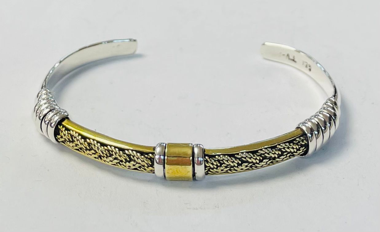 Sello de ley en el interior del brazalete en plata ley 925
