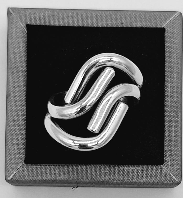 Anillo Plata Ley 925 sobre fondo blanco