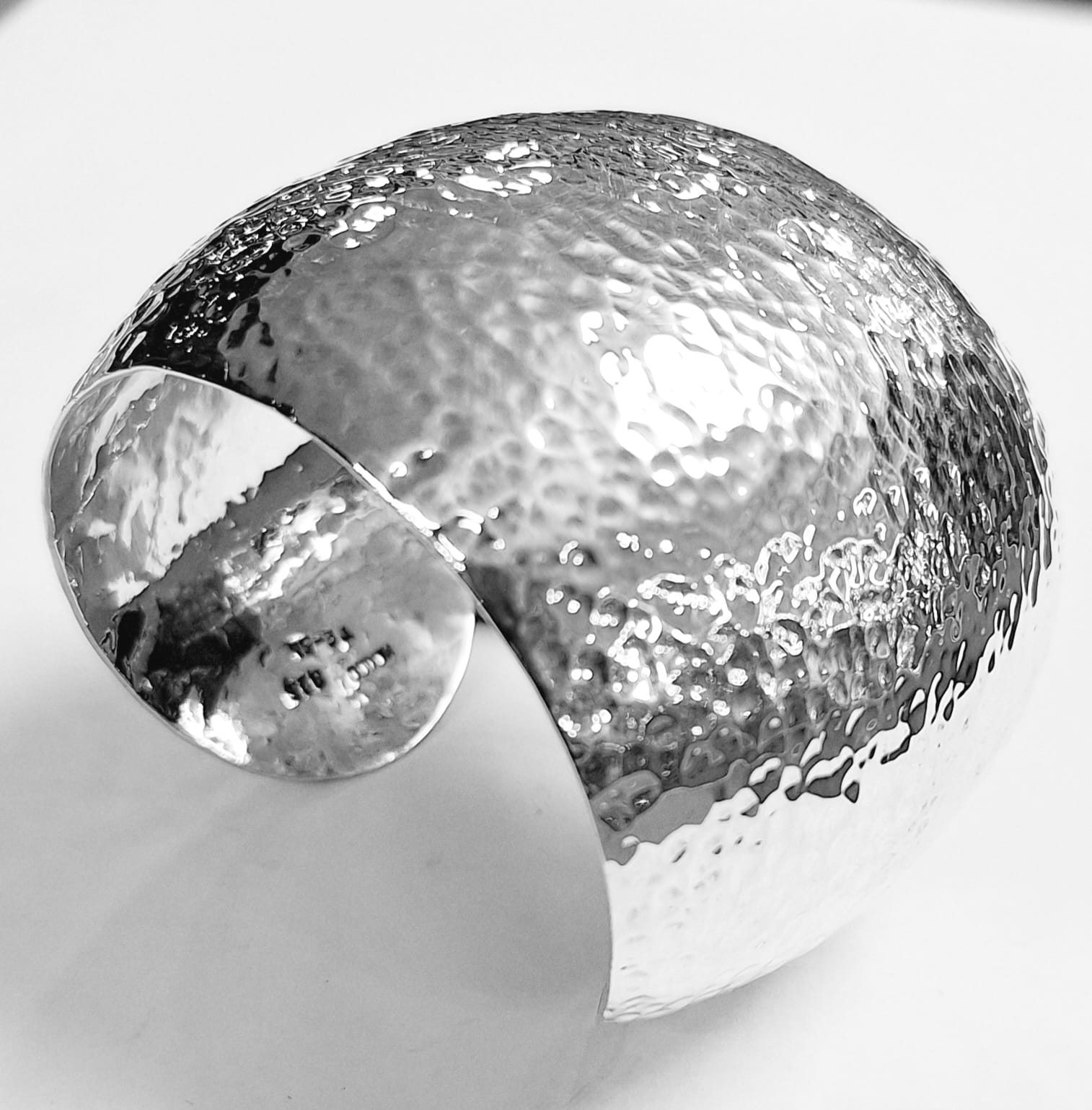 Brazalete Martillado en Plata Ley 925, sello de autenticidad Plata Ley .925
