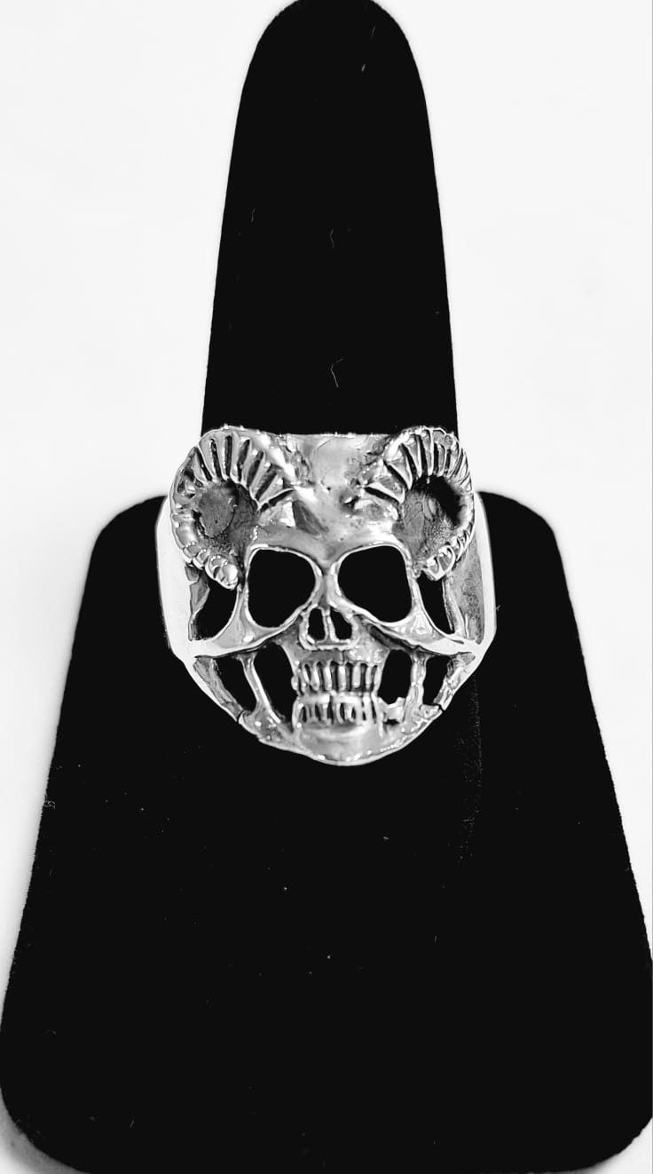 Sello de ley en el interior del anillo cráneo de demonio con cuernos en plata ley 925