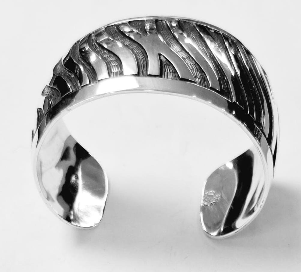 Sello de ley en el interior del brazalete en plata ley 925