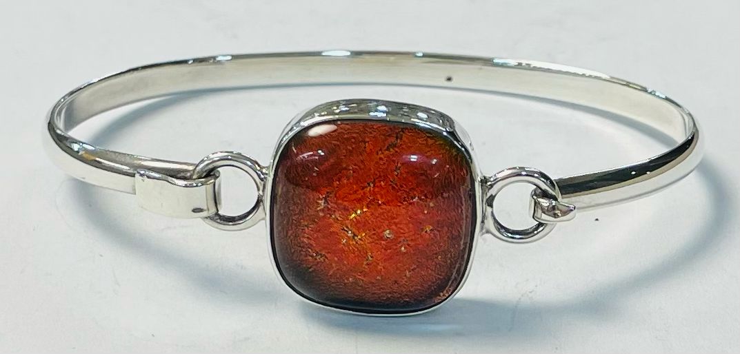 Sello de ley en el interior del brazalete con dicroico en plata ley 925