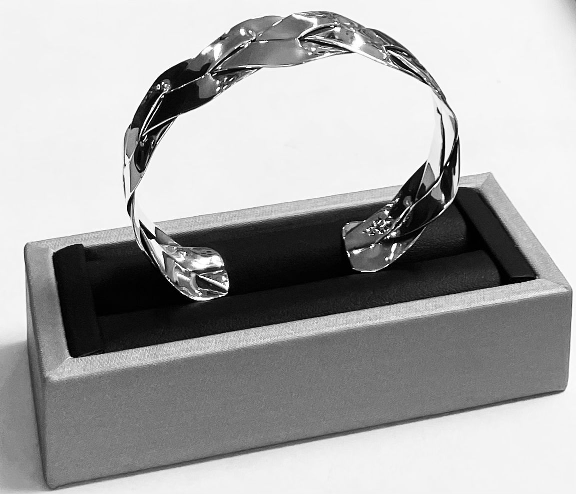 Sello de ley en el interior del brazalete en plata ley 925