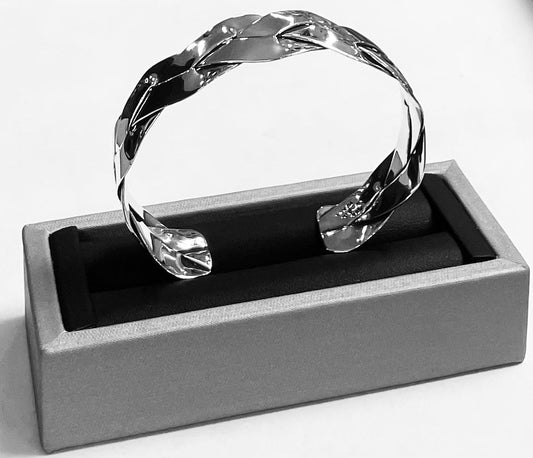 Sello de ley en el interior del brazalete en plata ley 925