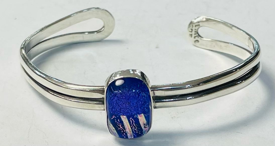 Sello de ley en el interior del brazalete con dicroico en plata ley 925