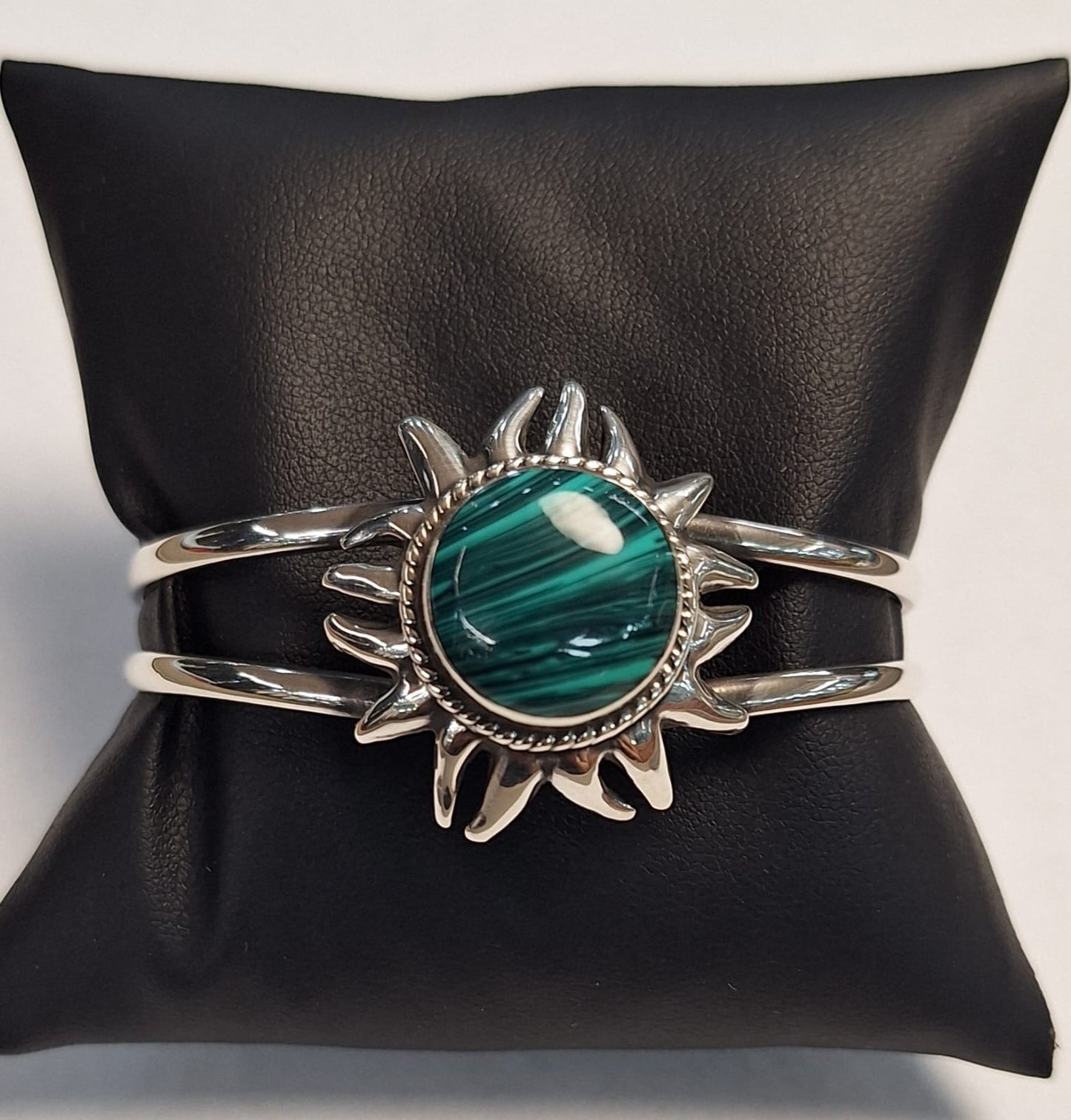 Brazalete con Malaquita en Plata Ley 925, sello de autenticidad Plata Ley .925