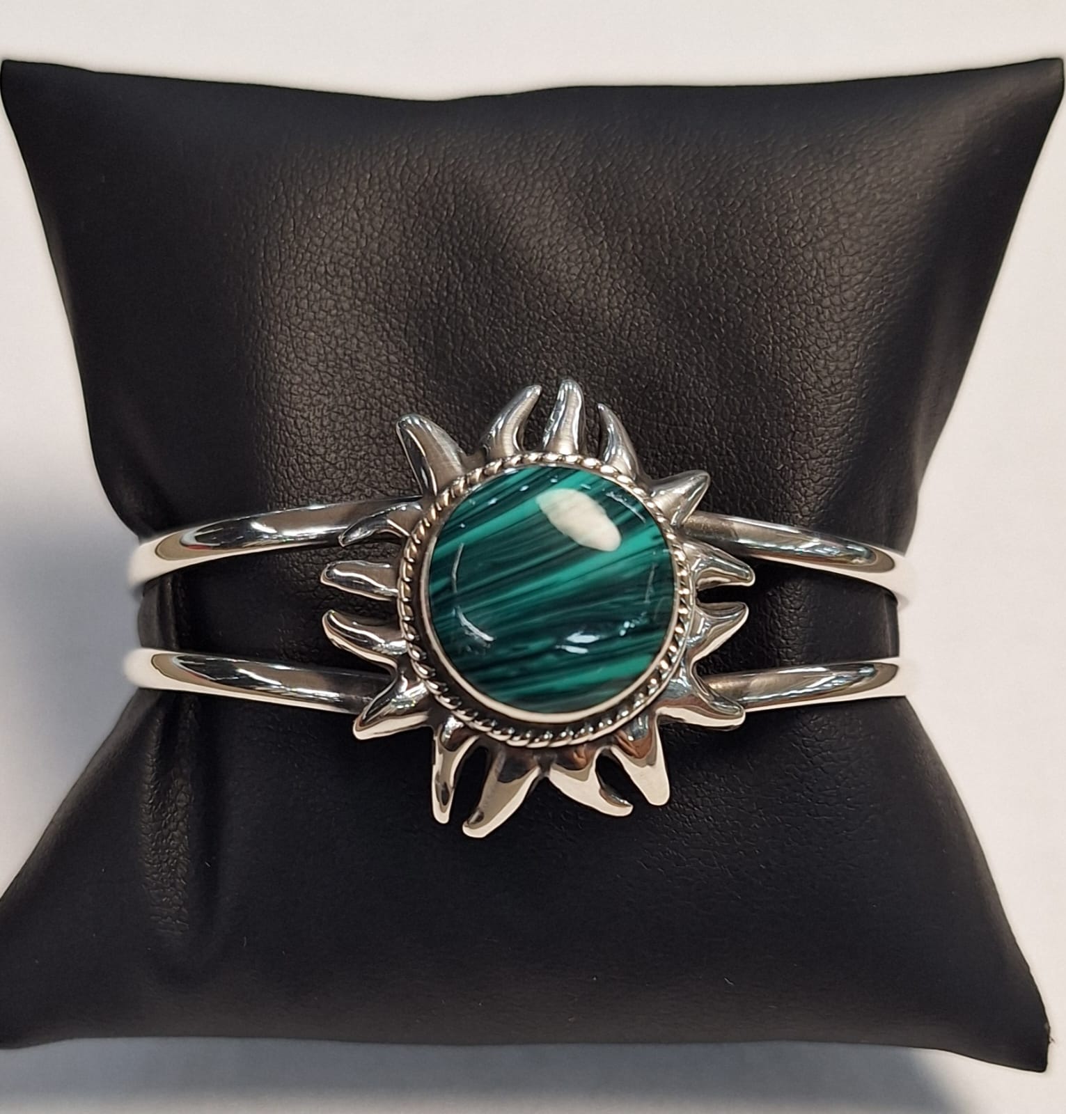 Brazalete con Malaquita en Plata Ley 925, sello de autenticidad Plata Ley .925