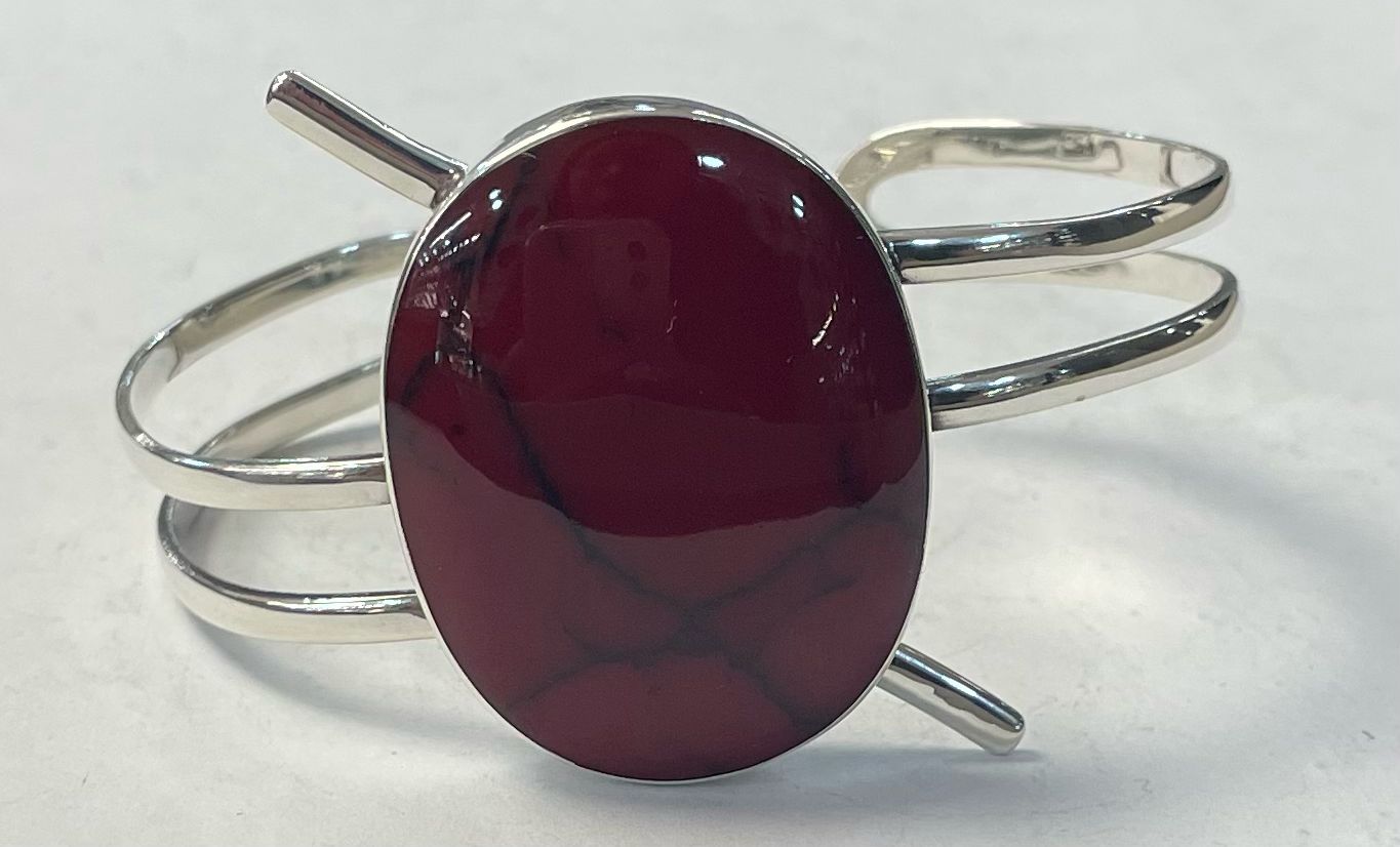 Sello de ley en el interior del brazalete con coral en plata ley 925
