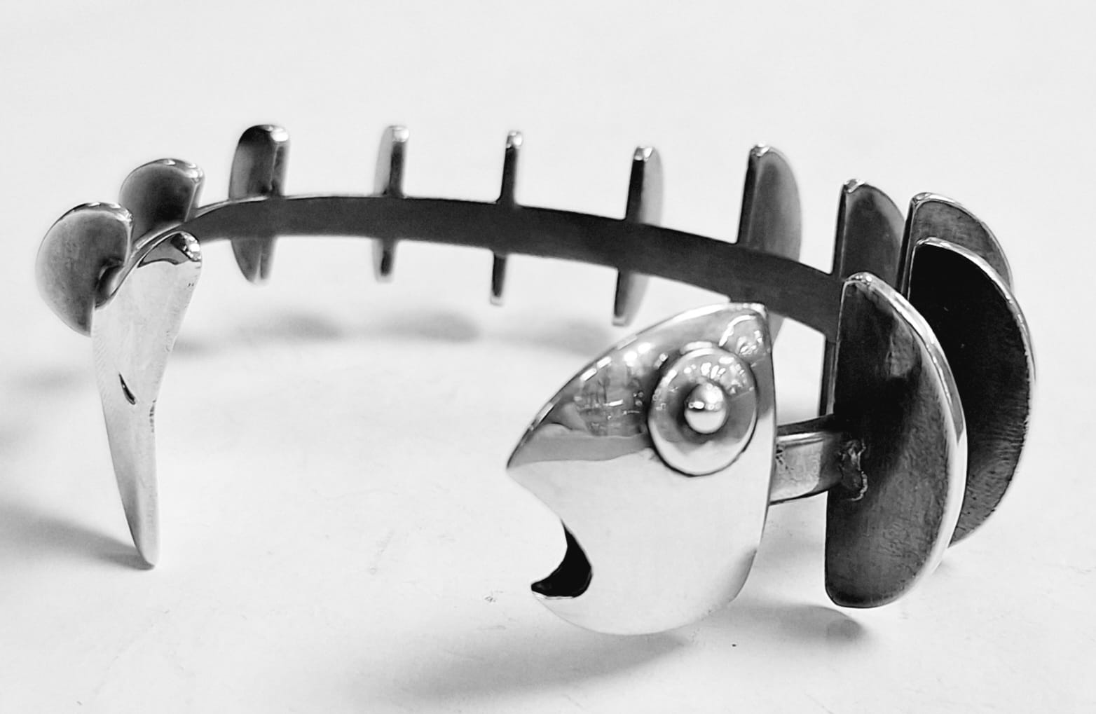 Sello de ley en el interior del brazalete esqueleto en plata ley 950
