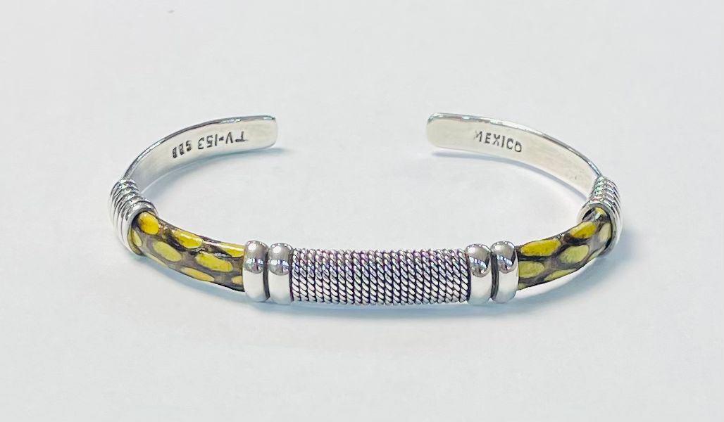 Sello de ley en el interior del brazalete en plata ley 925