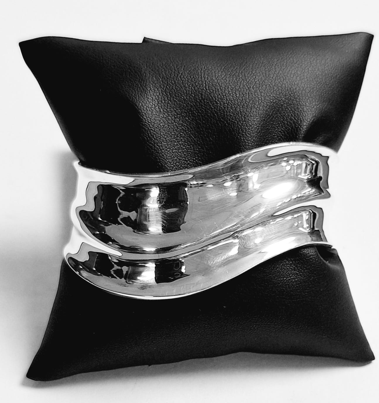 Brazalete en Plata Ley 925, sello de autenticidad Plata Ley .925