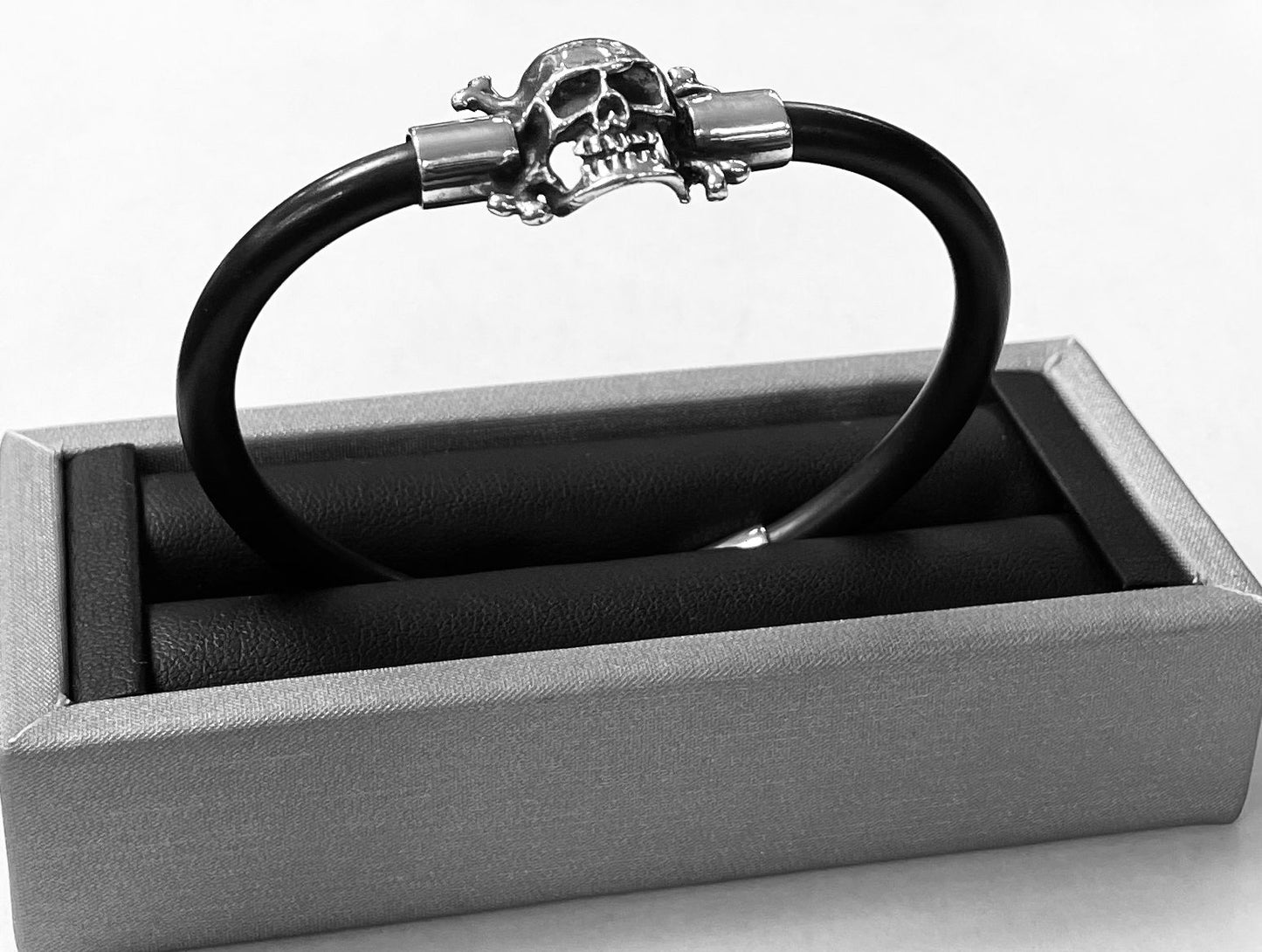 Brazalete en Plata Ley 925 Craneo en Plata Ley 925, sello de autenticidad Plata Ley .925
