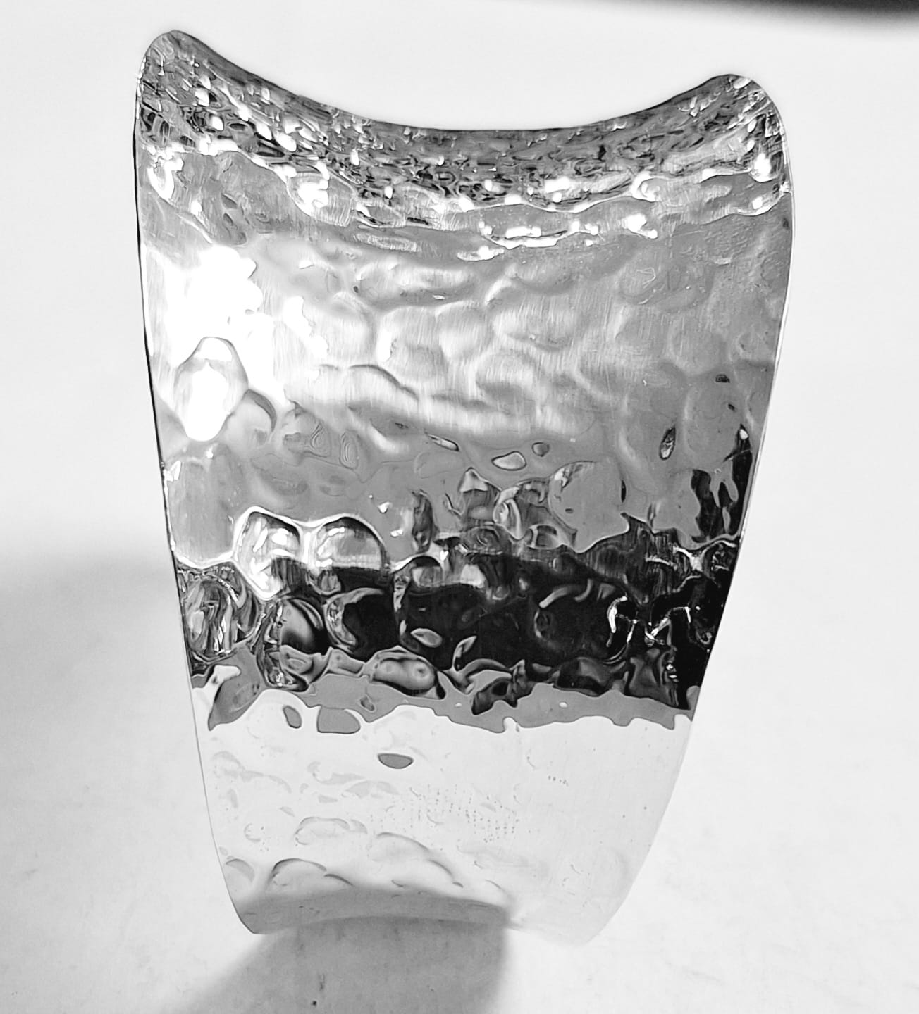 Brazalete Martillado en Plata Ley 925, sello de autenticidad Plata Ley .925