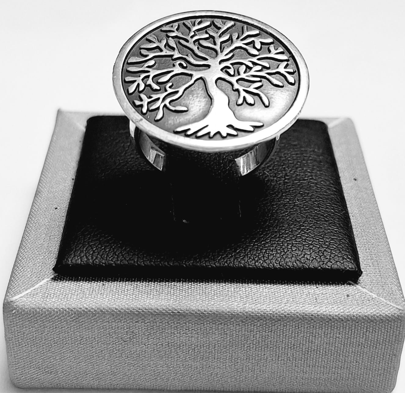 Sello de ley en el interior del anillo arbol de la vida en plata ley 925