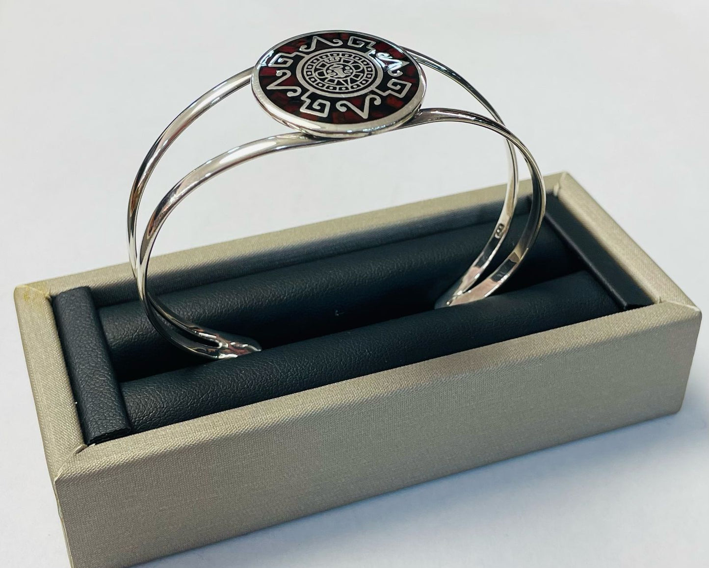 Brazalete Calendario Azteca en Plata Ley 925 con Coral, vista frontal