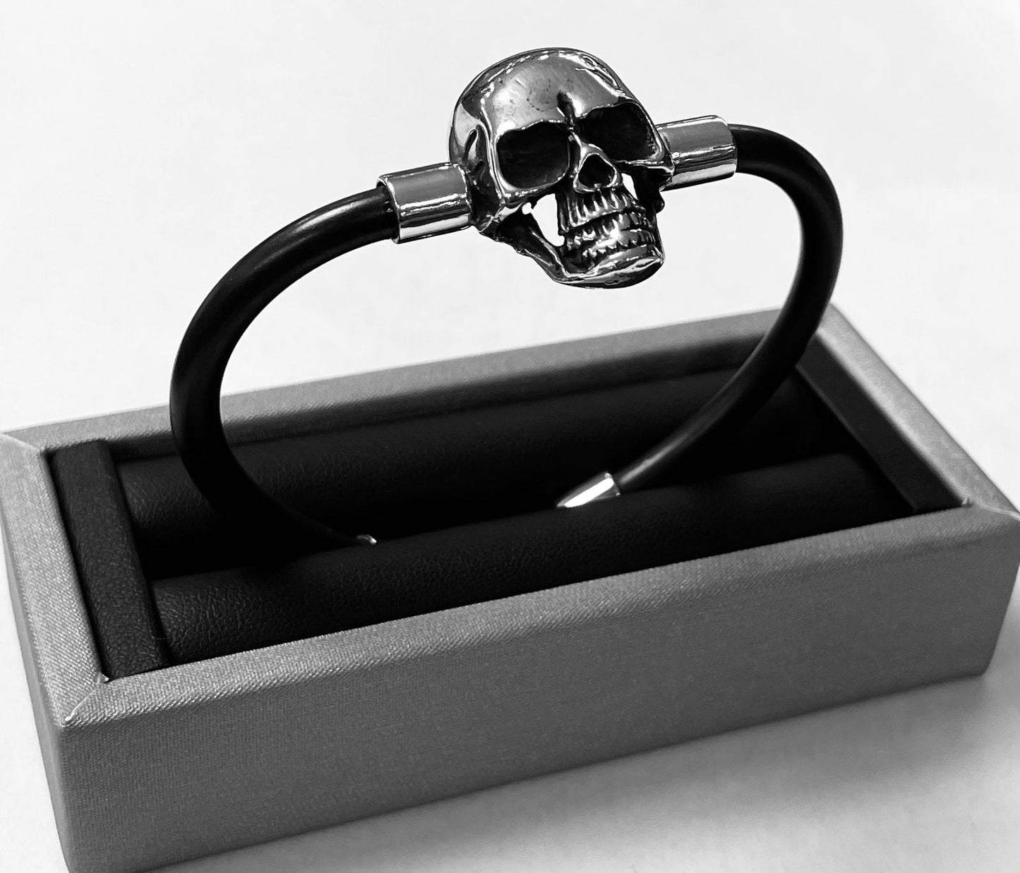 Brazalete Craneo en Plata Ley 925 con Caucho, vista frontal