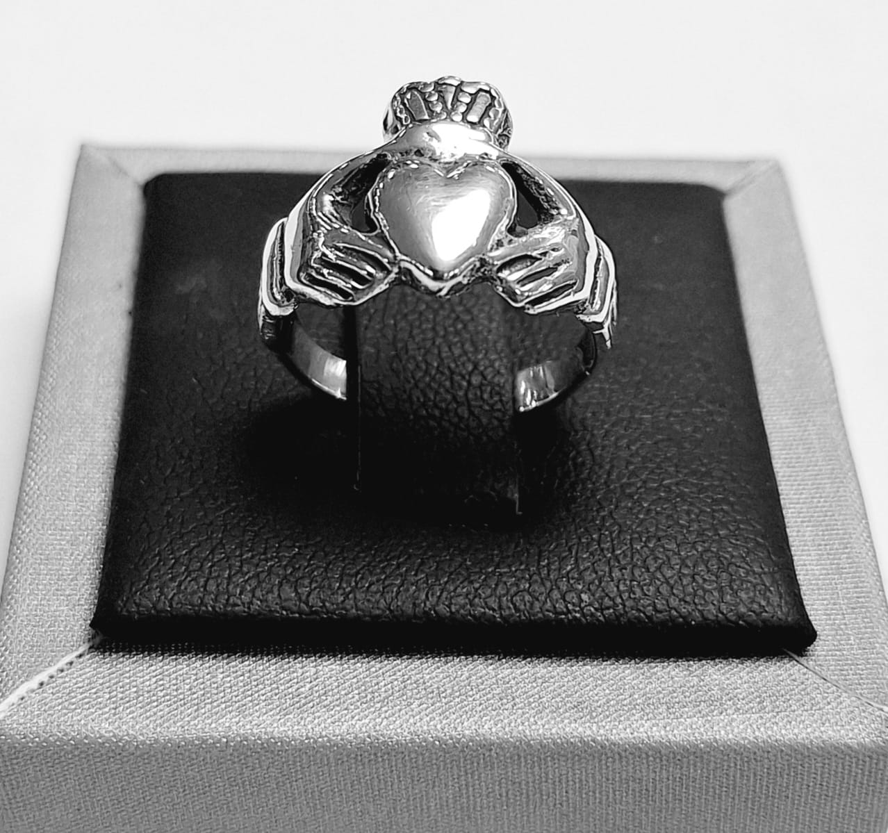 Sello de ley en el interior del anillo de corazon en plata ley 925