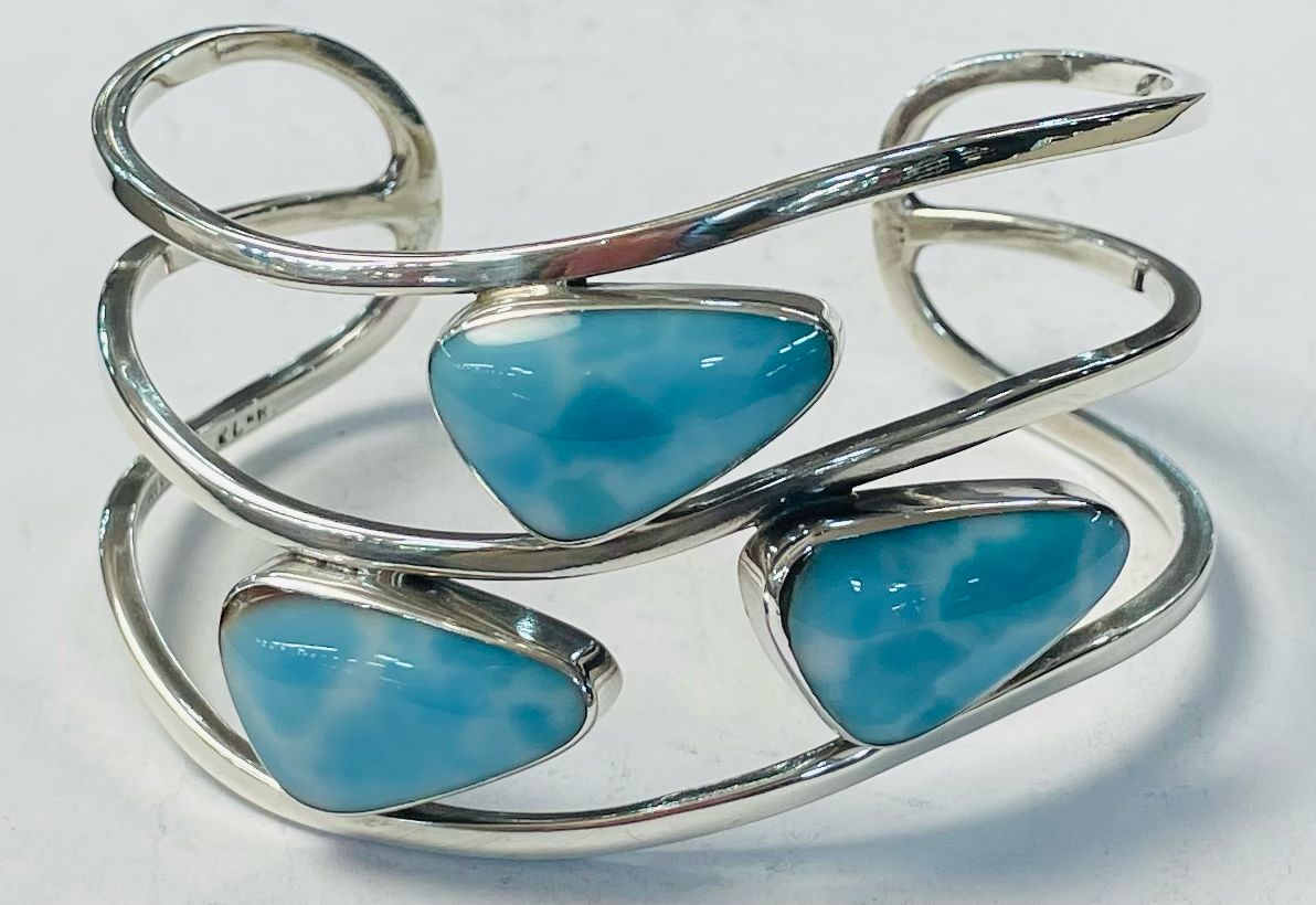 Sello de ley en el interior del brazalete con larimar en plata ley 925