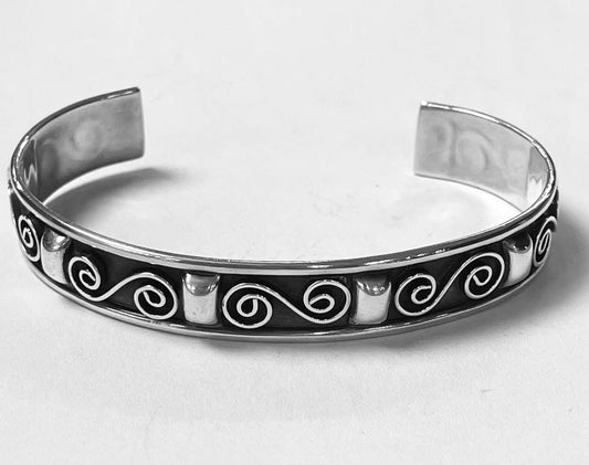 Sello de ley en el interior del brazalete en plata ley 925