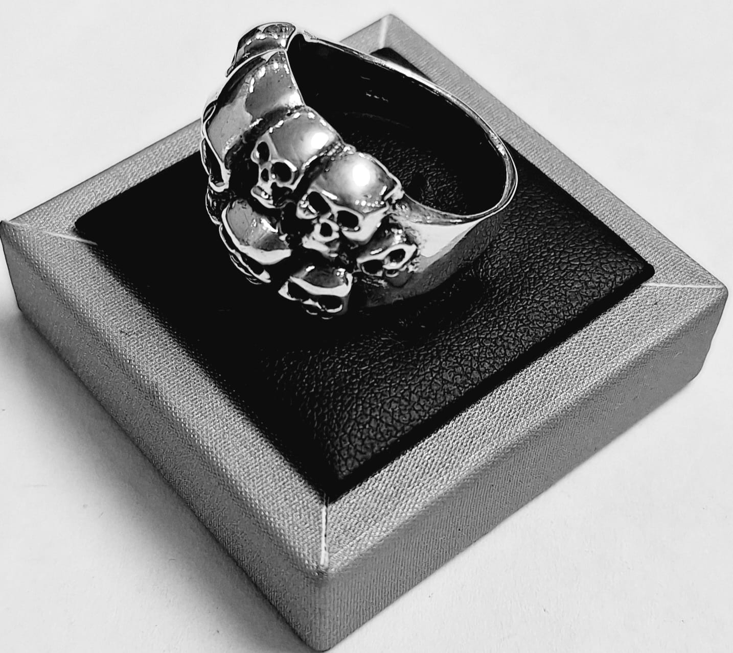 Anillo de Diez Craneos en Plata Ley 925, sello de autenticidad Plata Ley .925