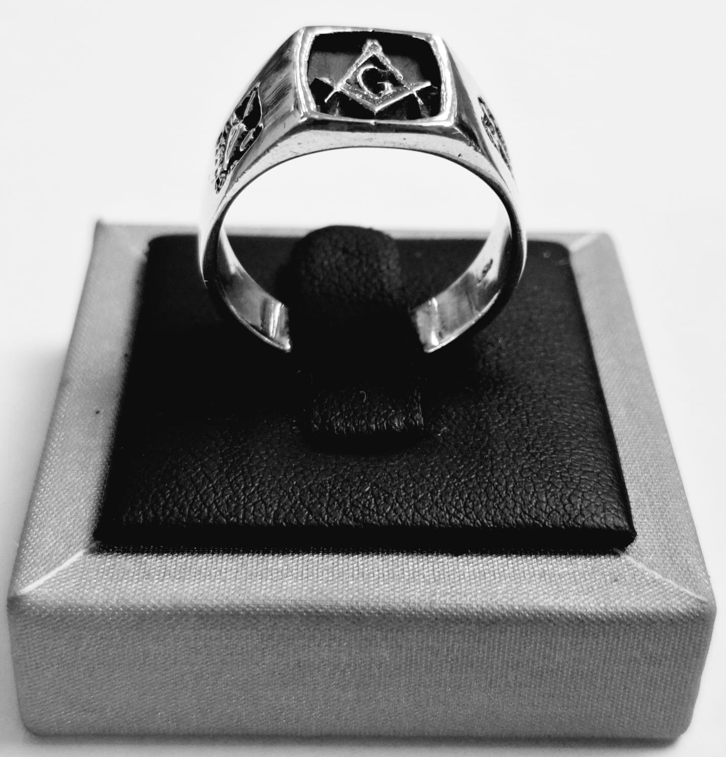 Sello de ley en el interior del anillo masónico en plata ley 950