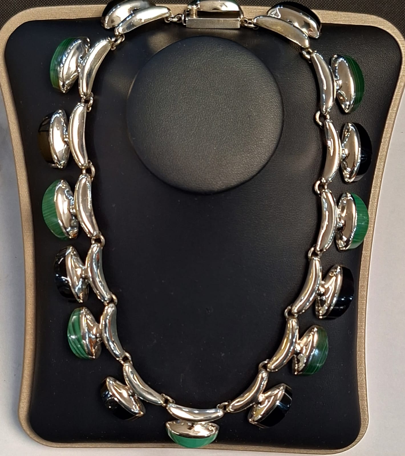 Collar con Incrustaciones de Piedra Obsidiana y Malaquita en Plata Ley 950, sello de autenticidad Plata Ley .925