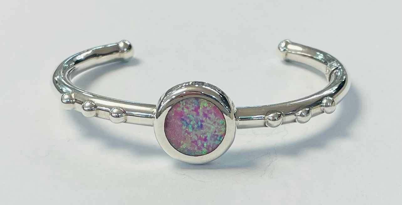 Sello de ley en el interior del brazalete con opalo en plata ley 925