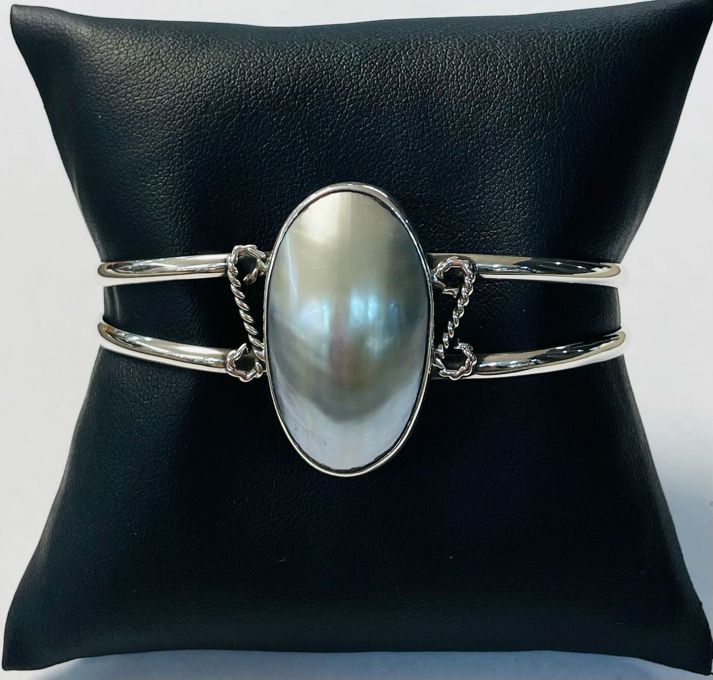 Brazalete con Concha Madre Perla en Plata Ley 925, sello de autenticidad Plata Ley .925