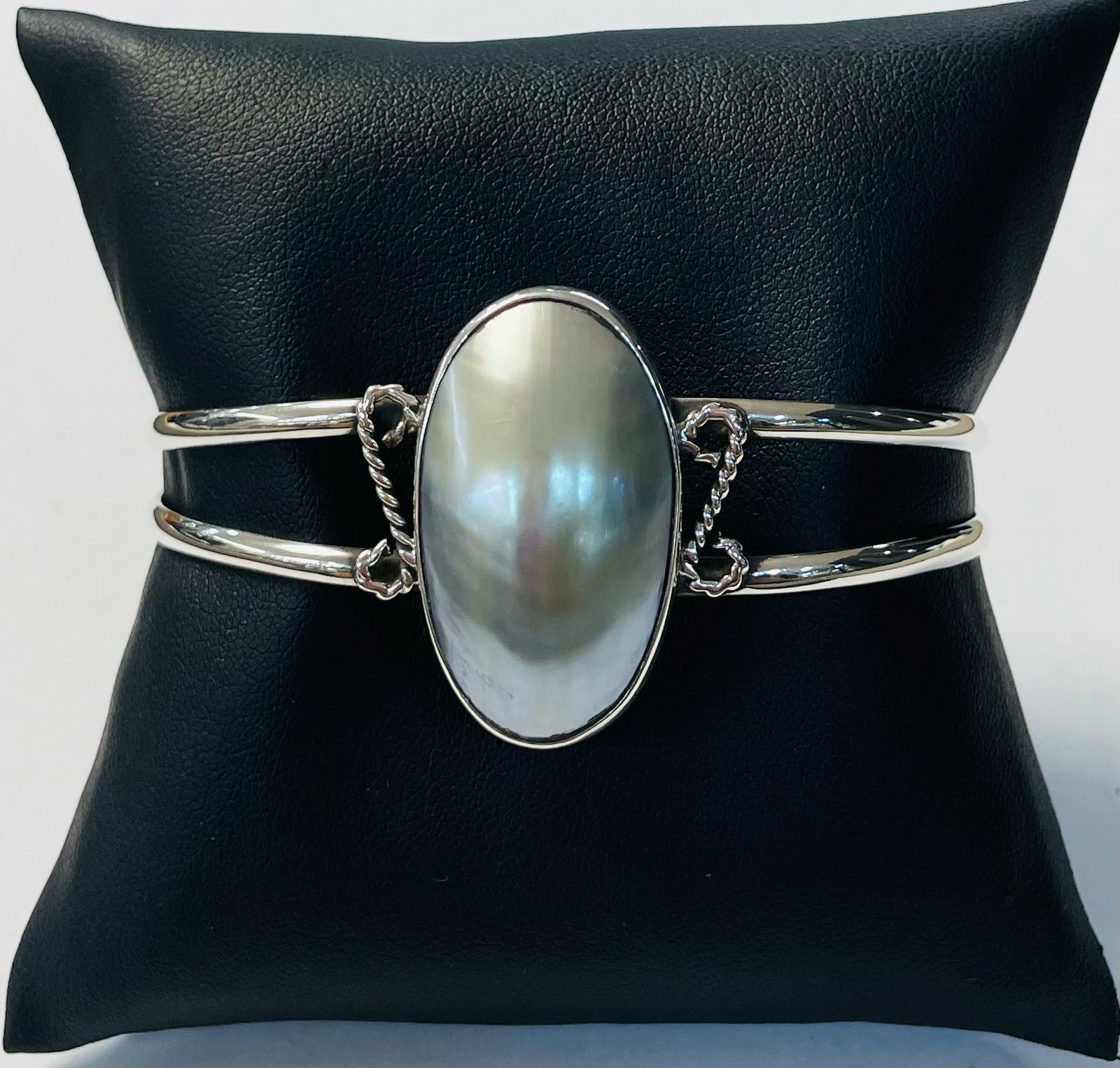 Brazalete con Concha Madre Perla en Plata Ley 925, sello de autenticidad Plata Ley .925