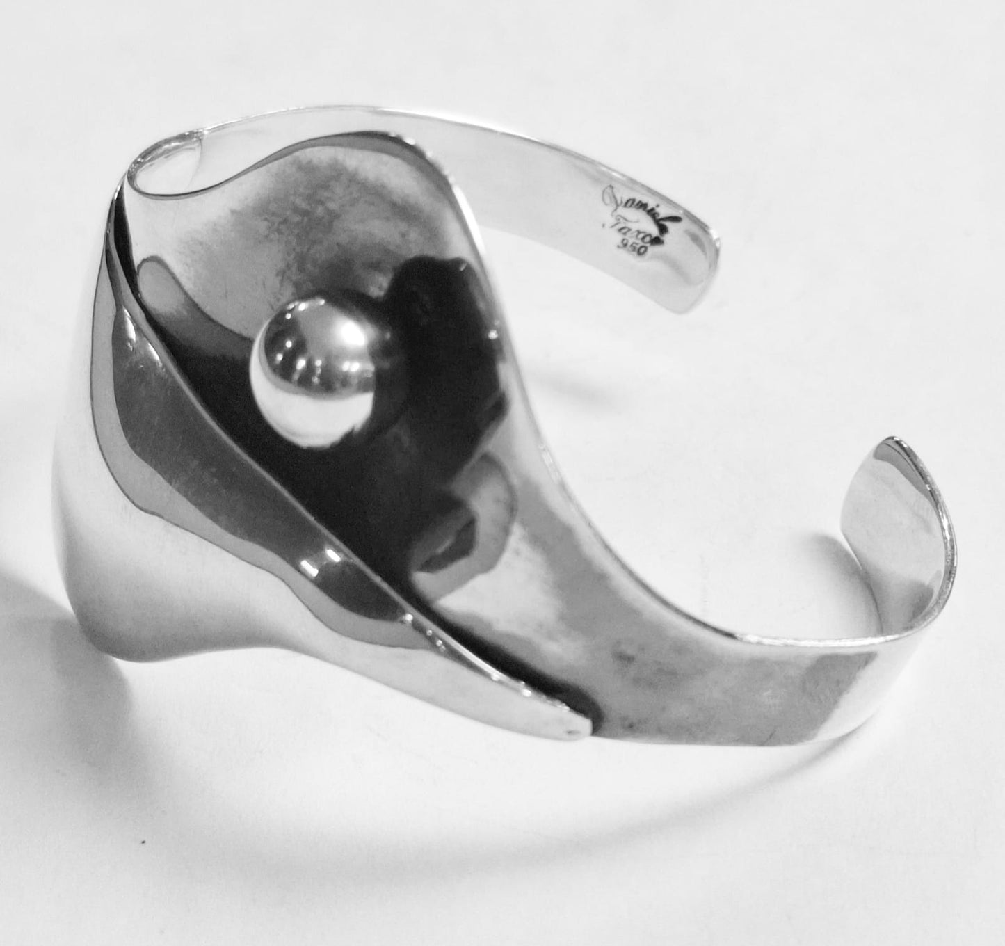 Sello de ley en el interior del brazalete en plata 950