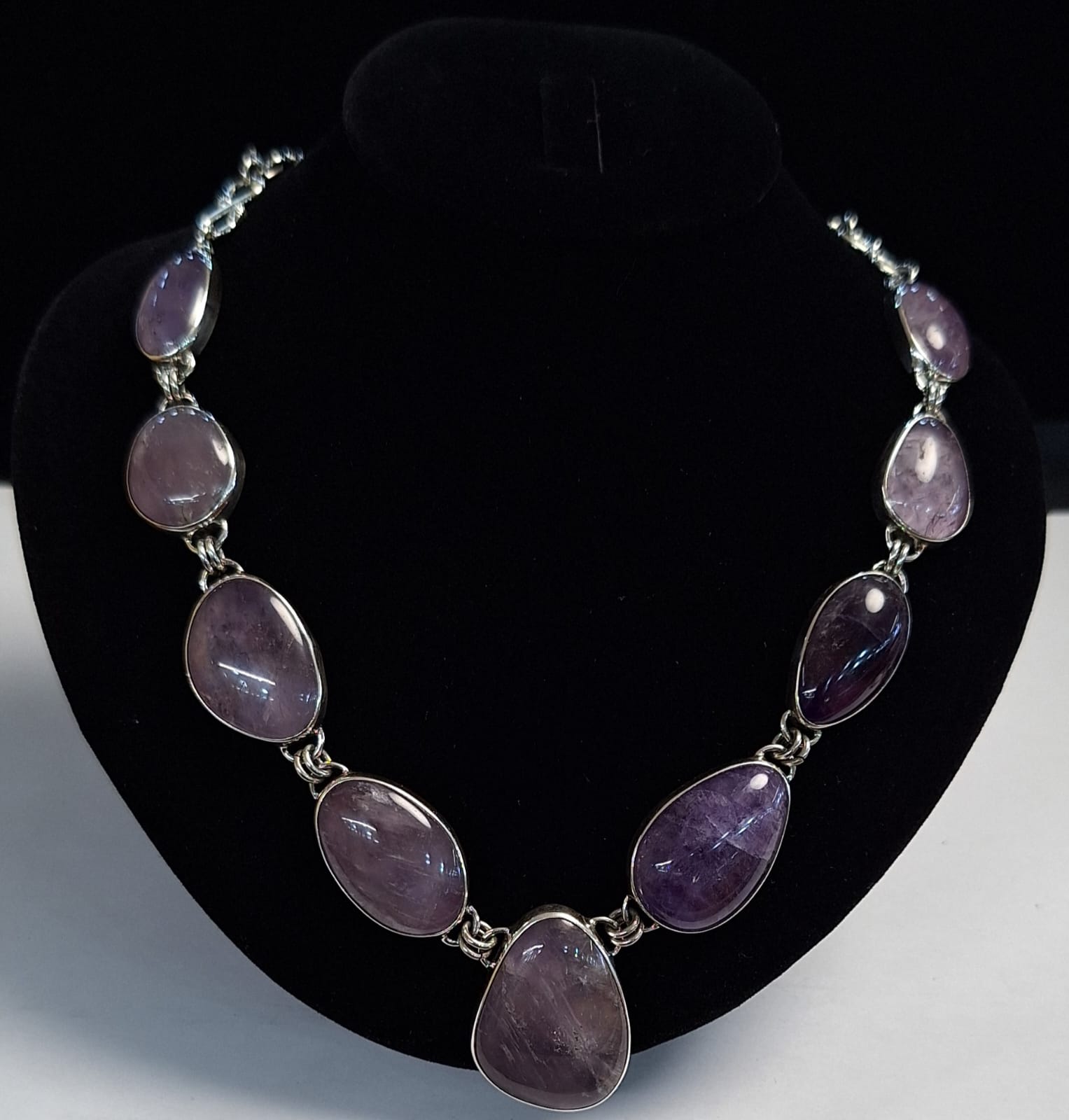 Collar con Incrustacion de Amatista en Plata Ley 950, vista frontal