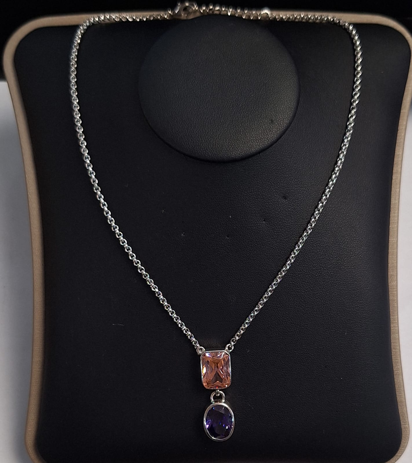 Collar con Inrustaciones de Topacio Rosa y Amatista en Plata Ley 925, vista frontal