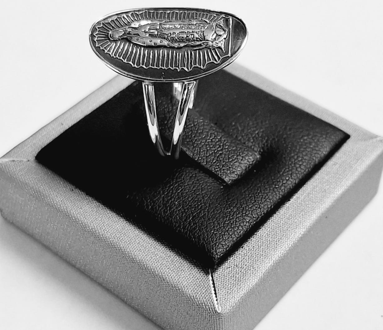 Anillo Virgen de Guadalupe en Plata Ley 925, vista frontal
