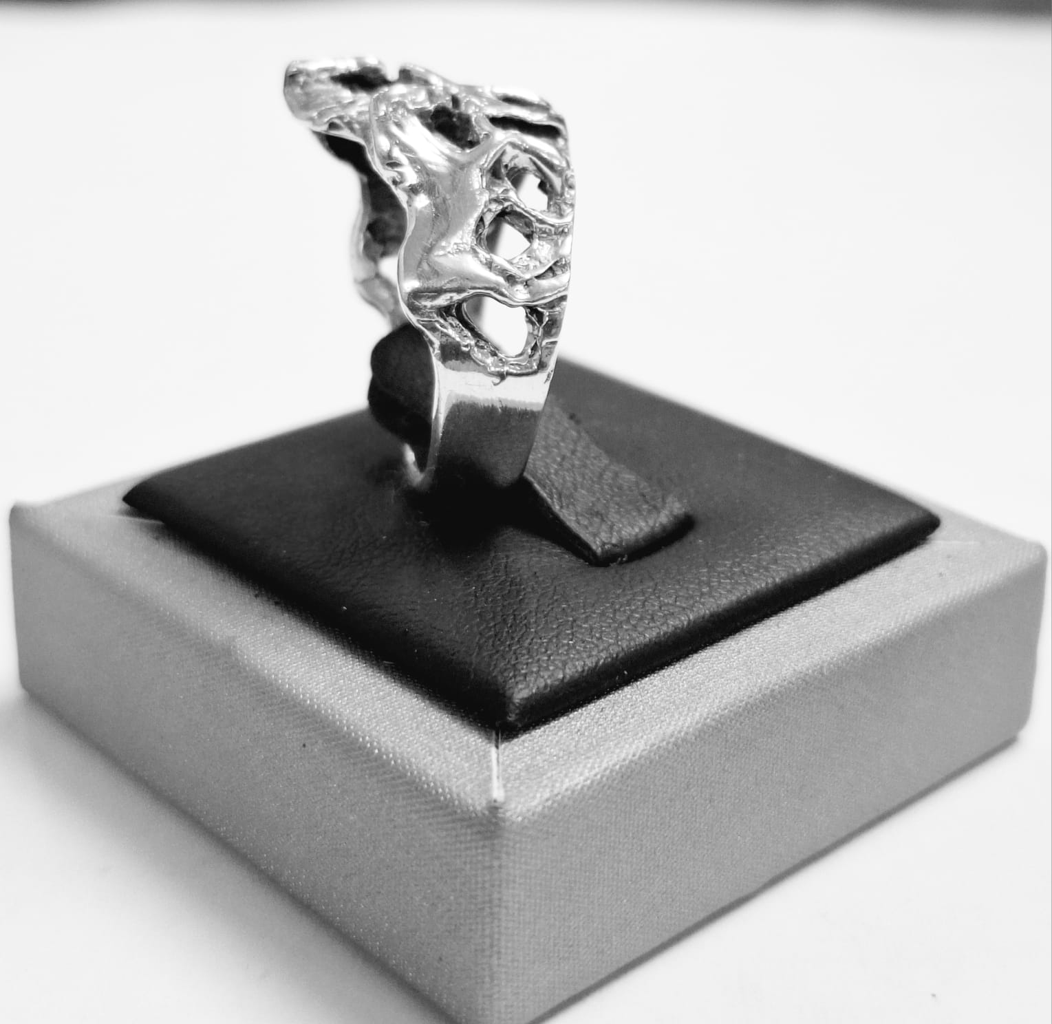 Anillo de Cuatro Caballos en Plata Ley 925, vista frontal