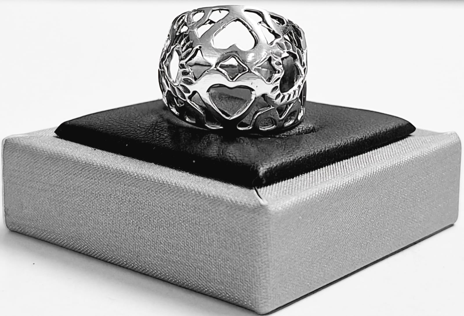 Anillo Calado de Corazones en Plata Ley 925, sello de autenticidad Plata Ley .925