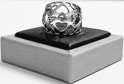 Anillo Calado de Corazones en Plata Ley 925, sello de autenticidad Plata Ley .925