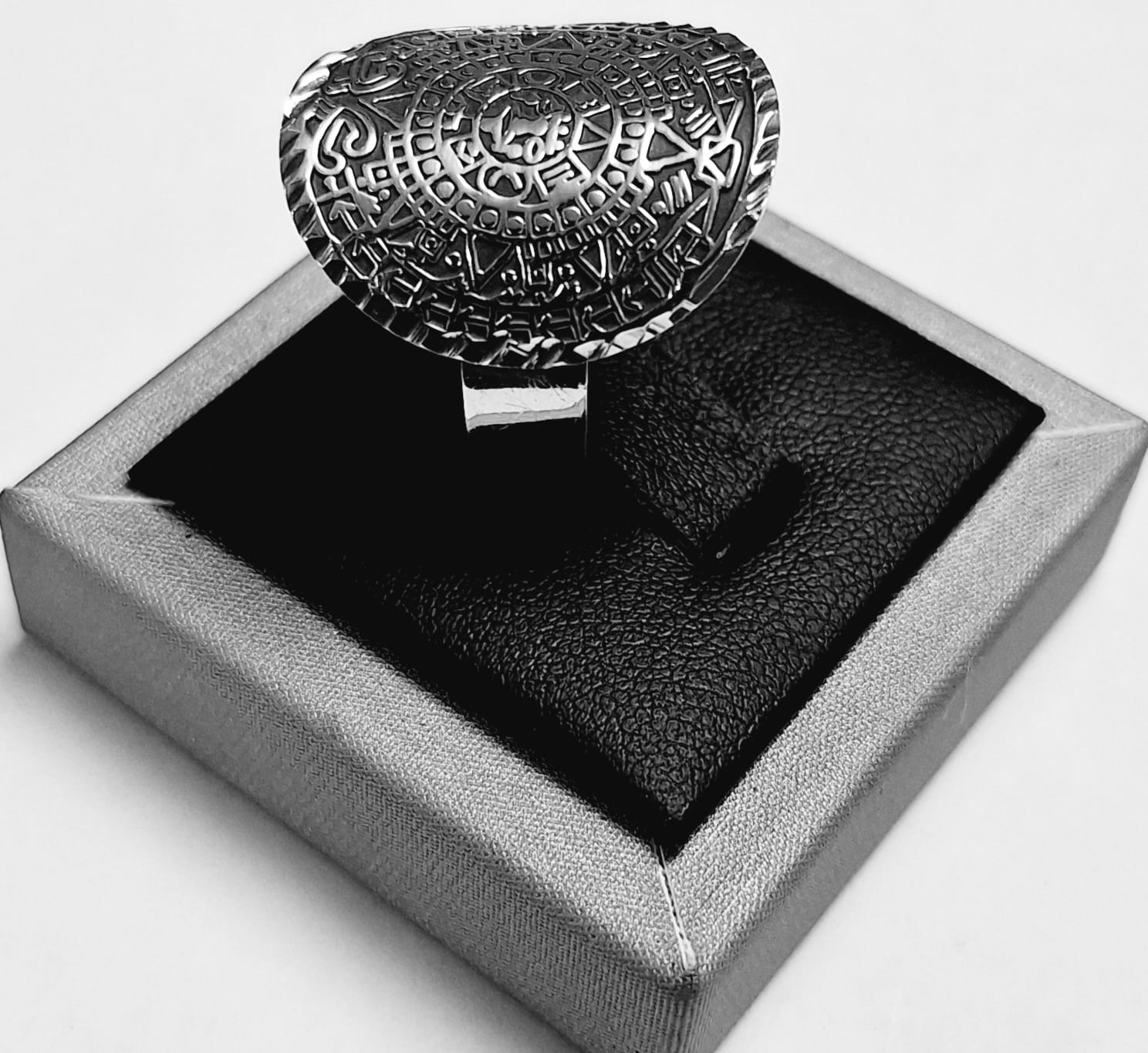 Anillo Calendario Azteca en Plata Ley 925, vista frontal