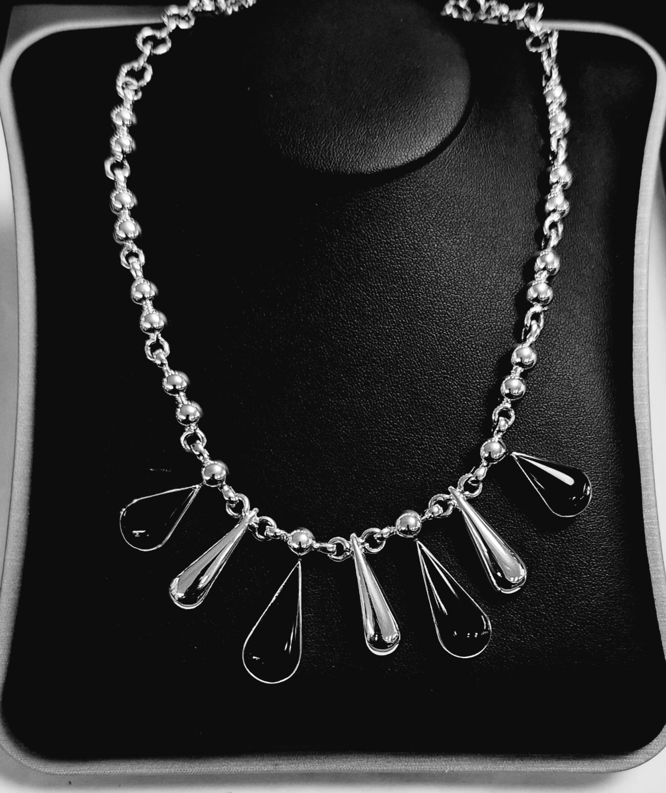Collar con Incrustación de Obsidiana en Plata Ley 925, vista frontal