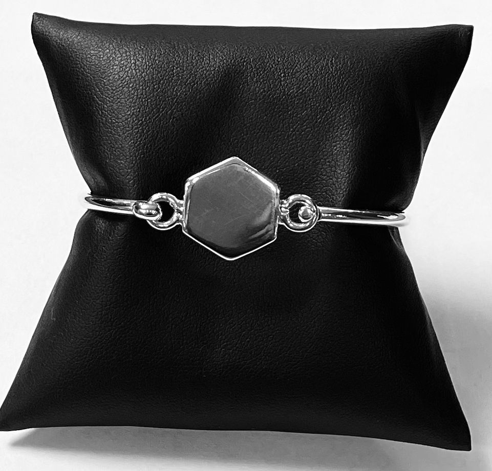 Sello de ley en el interior del brazalete en plata ley 925