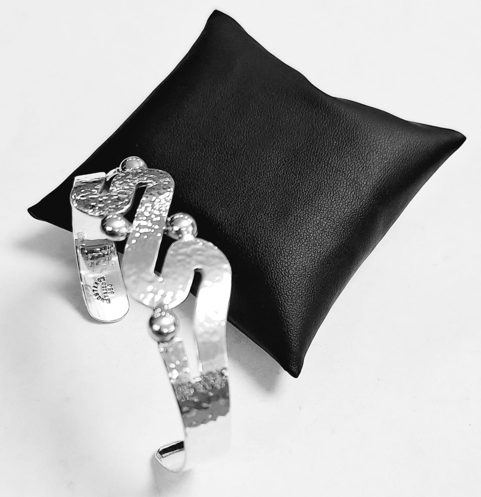 Brazalete Martillado en Plata Ley 950, vista frontal