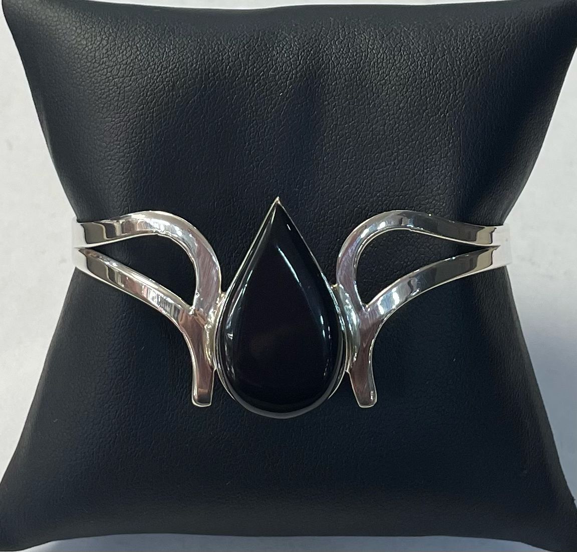 Brazalete con Obsidiana en Plata Ley 925, sello de autenticidad Plata Ley .925