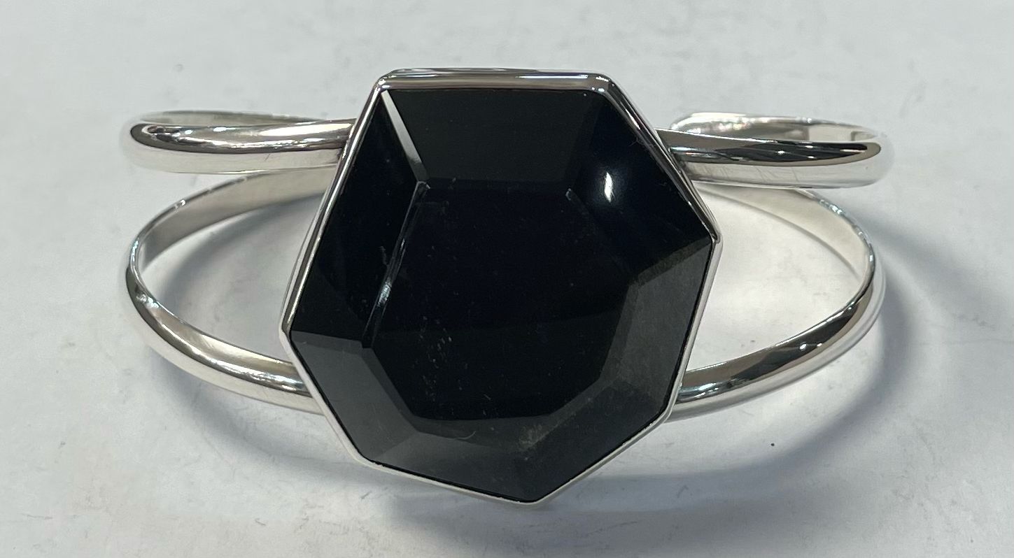 Sello de ley en el interior del brazalete con obsidiana en plata ley 950