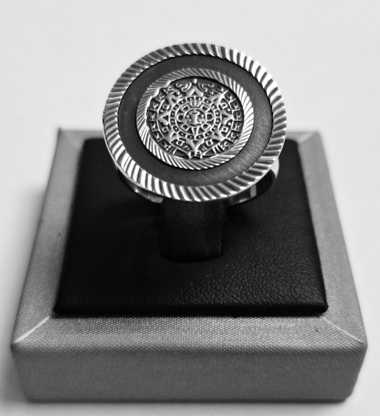 Sello de ley en el interior del anillo calendario azteca en plata ley 925