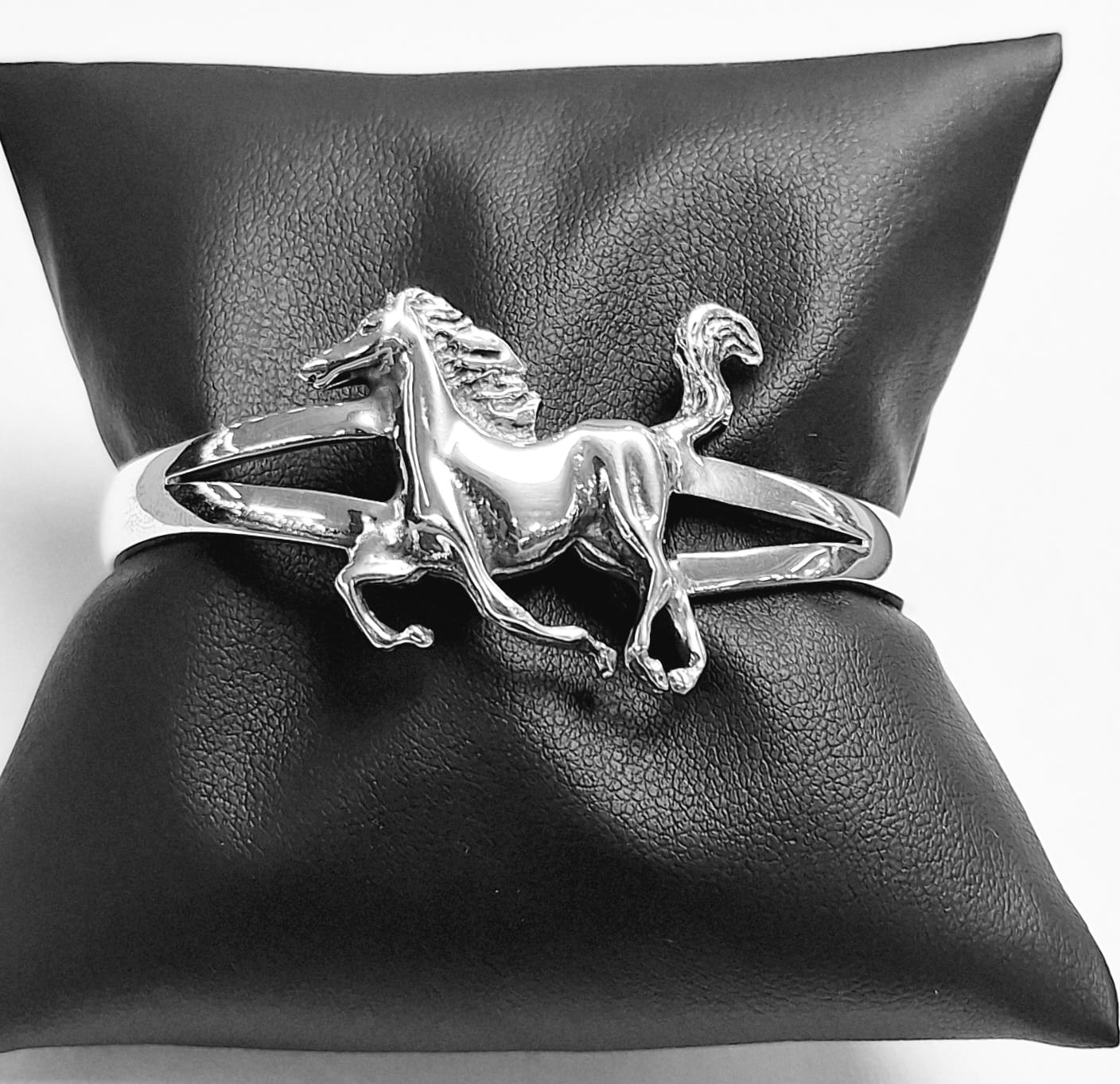 Brazalete Caballo en Plata Ley 925, vista frontal