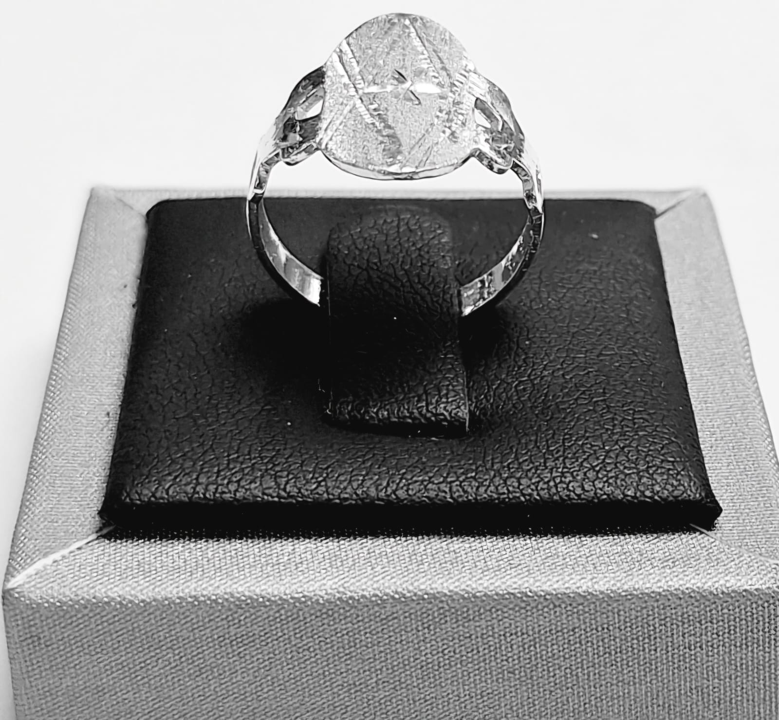 Sello de ley en el interior del anillo diamantada en plata ley 925
