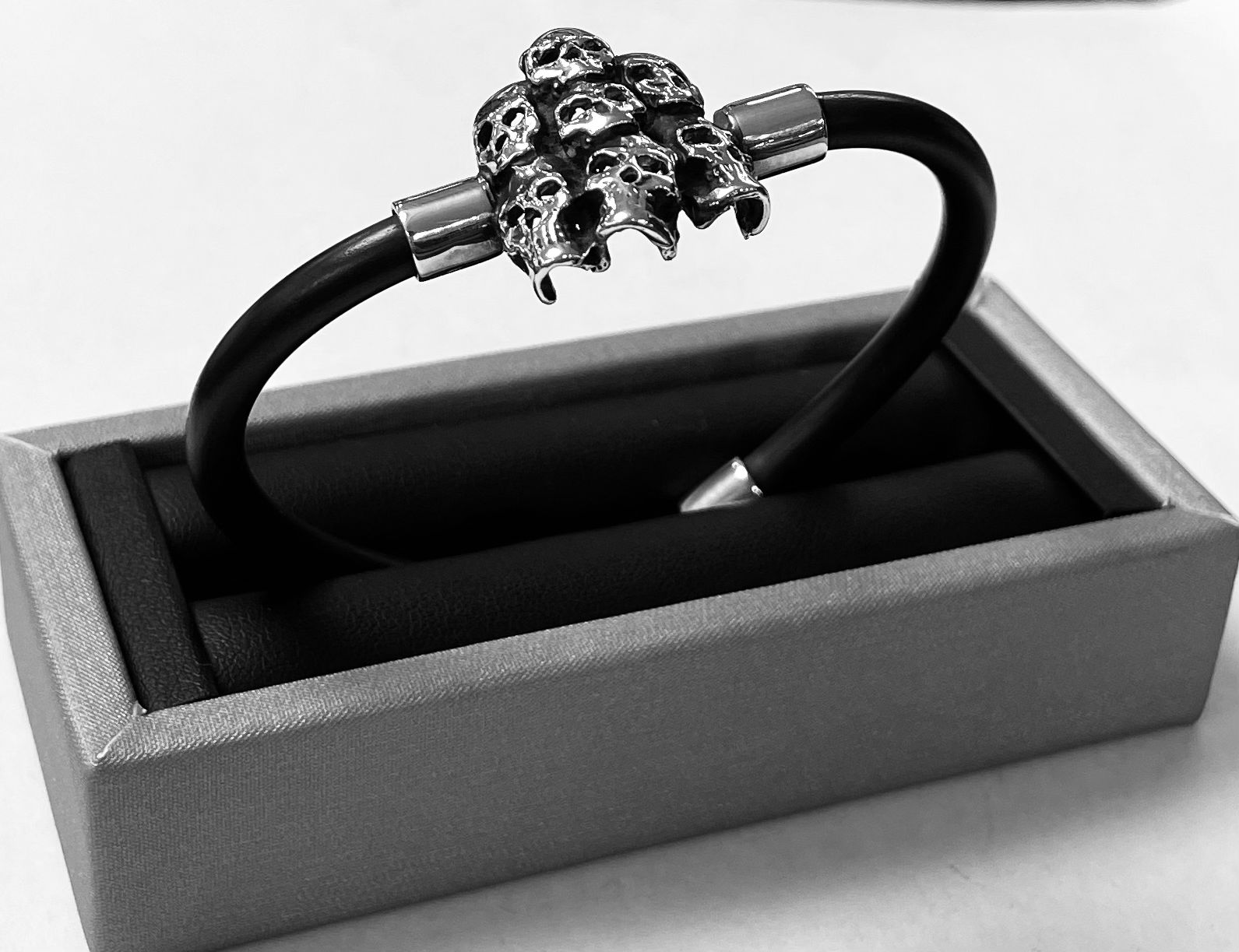 Brazalete de Siete Craneos en Plata Ley 925 con Caucho, vista frontal