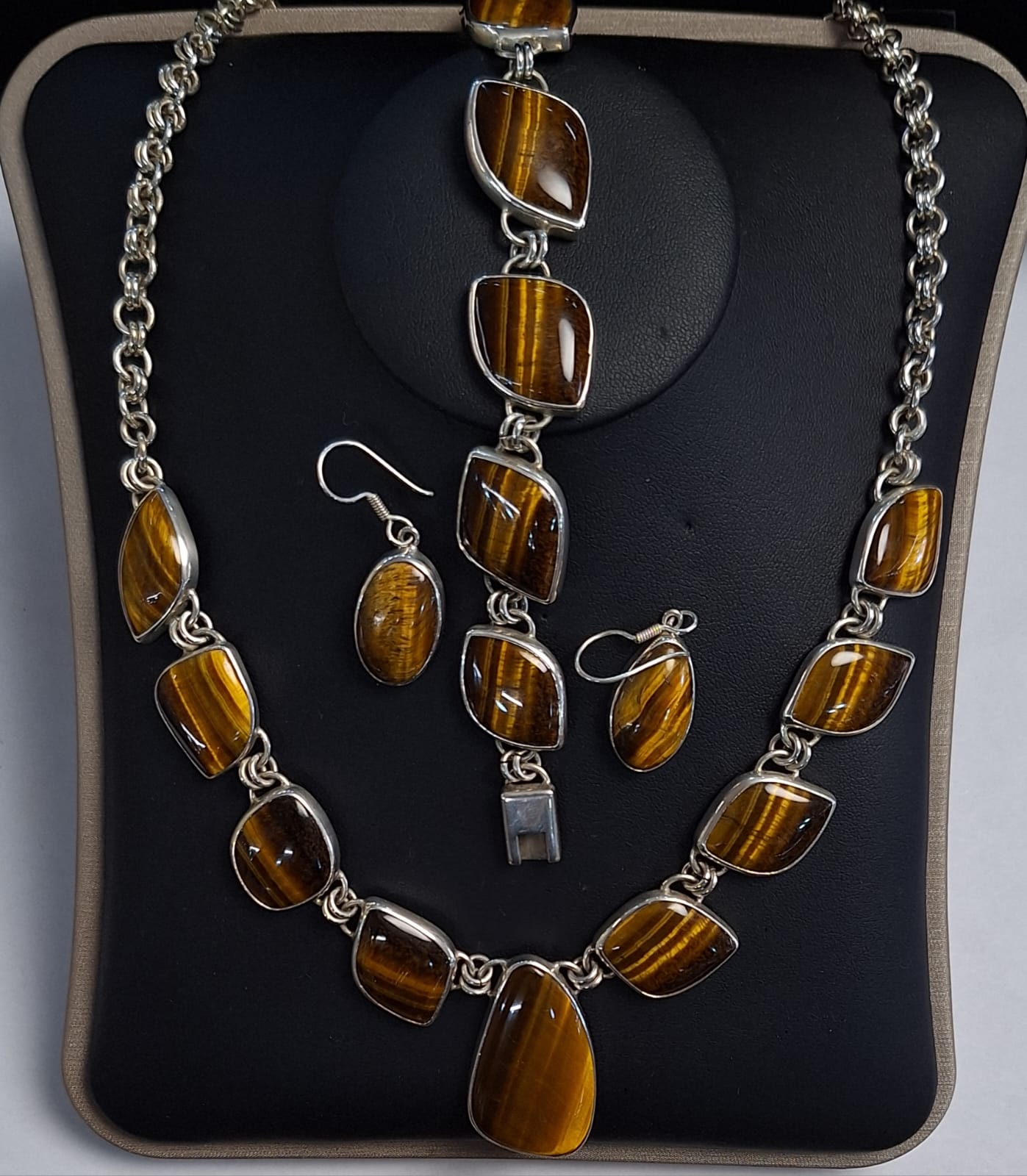Set de Collar con Incrustaciones de Ojo de Tigre en Plata Ley 950, vista frontal