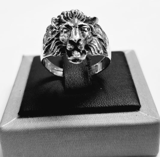 Sello de ley en el interior del anillo cabeza de leon en plata ley 925